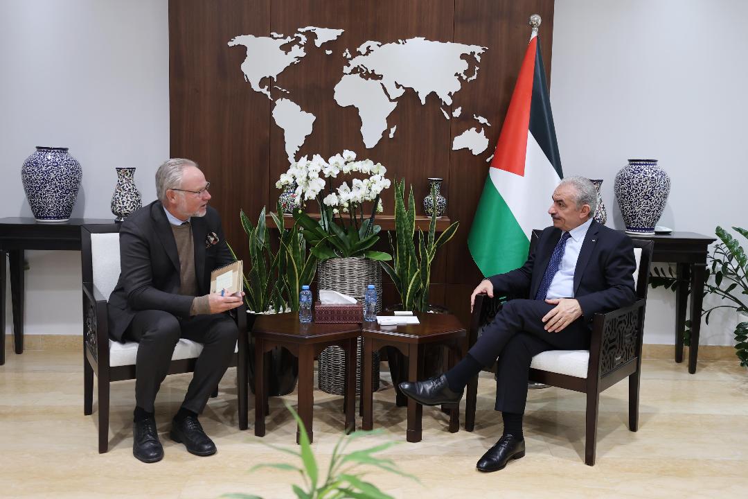 اشتية خلال لقائه القنصل السويدي العام يوليوس ليليستروم